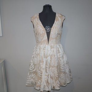 Minuet Women's Cap Sleeve V-Neck Dress - White and Nude - Size Small - NWT